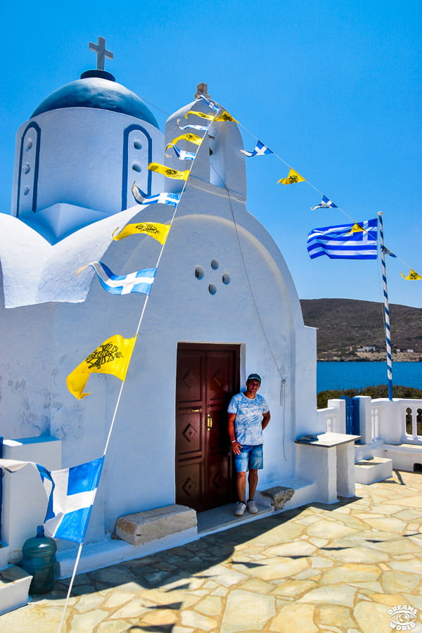 Amorgos katapola cyclade grece chapelle orthodoxe drapeau
