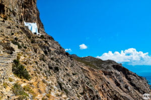 monastère de la Panagia Chozoviotissa amorgos grece cyclade falaise ciel bleu