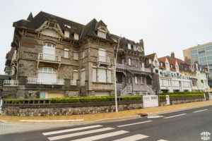 On croise aussi des petits villages de pécheurs comme : Ambleteuse, Audresselles, Wissant. Il s'y pratique la pêche aux bars, harengs, limandes, soles, crabes, homards, langoustes, crevettes et la pêche à pied pour le ramassage des coquillages : moules, coques et couteaux.