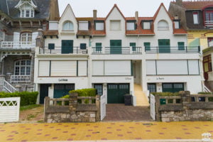 On croise aussi des petits villages de pécheurs comme : Ambleteuse, Audresselles, Wissant. Il s'y pratique la pêche aux bars, harengs, limandes, soles, crabes, homards, langoustes, crevettes et la pêche à pied pour le ramassage des coquillages : moules, coques et couteaux.