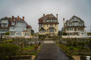 On croise aussi des petits villages de pécheurs comme : Ambleteuse, Audresselles, Wissant. Il s'y pratique la pêche aux bars, harengs, limandes, soles, crabes, homards, langoustes, crevettes et la pêche à pied pour le ramassage des coquillages : moules, coques et couteaux.