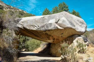 Visiter Sequoia National Park en 1 jour tunnel rock