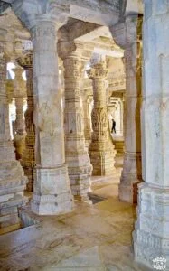 temple de Adinath de Ranakpu colonne intérieur