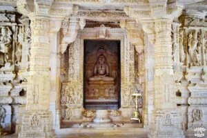 temple de Adinath de Ranakpu porte colonne