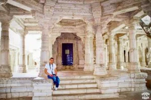 temple de Adinath de Ranakpu porte colonne