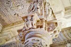 temple de Adinath de Ranakpu poteau sculpté