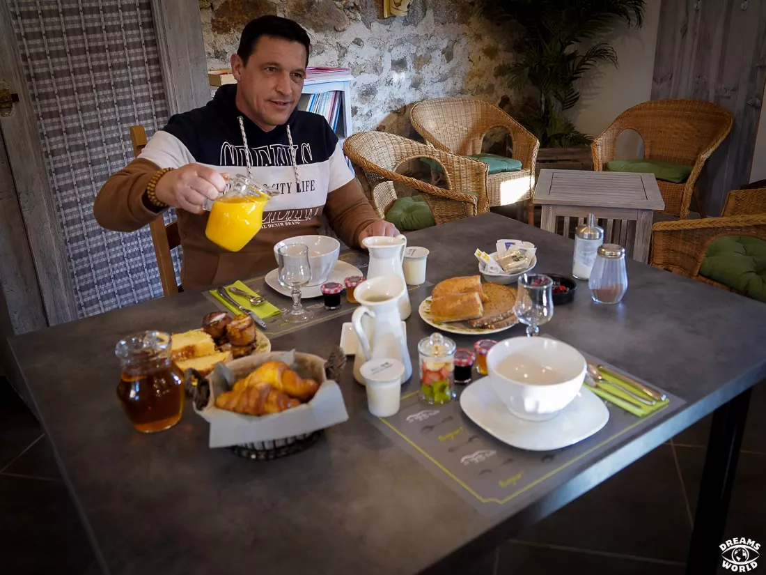 Ou dormir en auvergne moulin de la fortie petit déjeuner