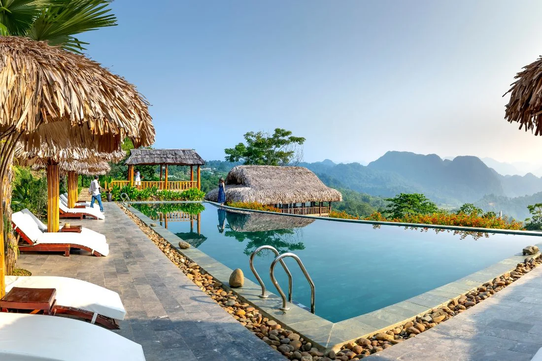 Piscine exotique transat