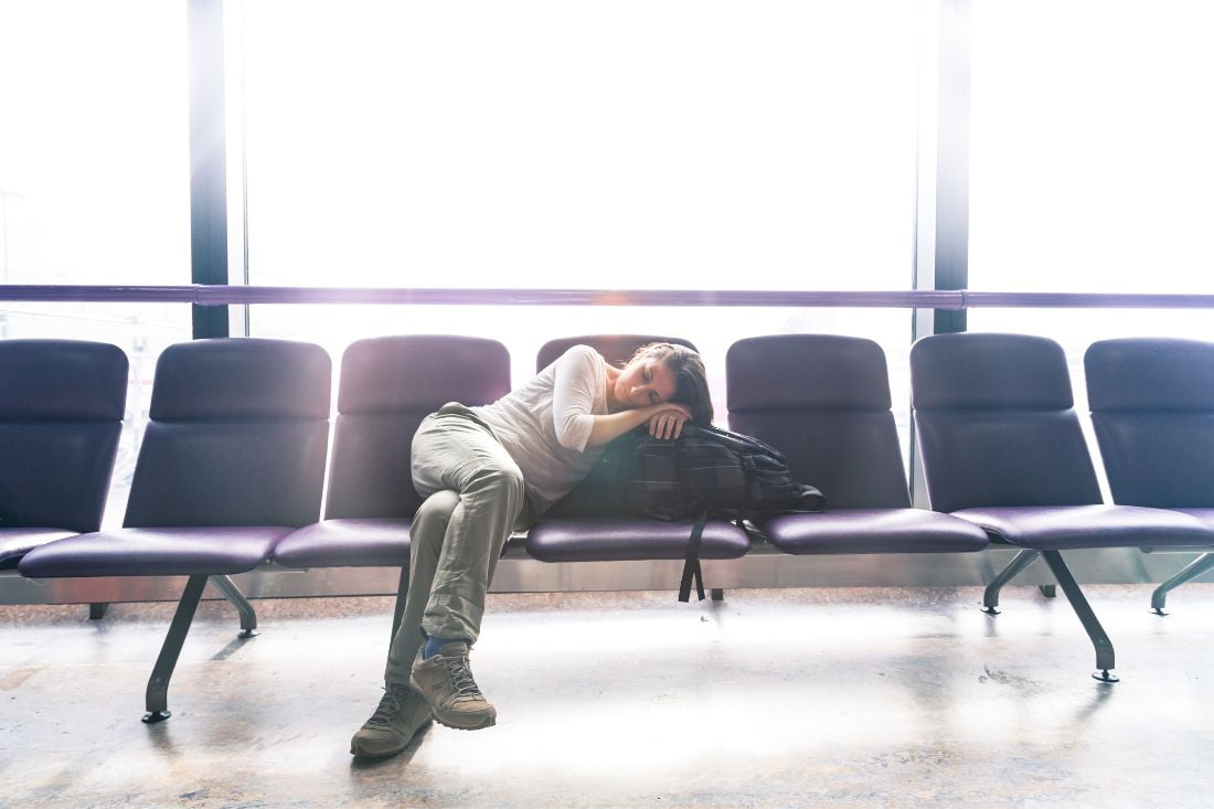femme qui dort dans un aéroport