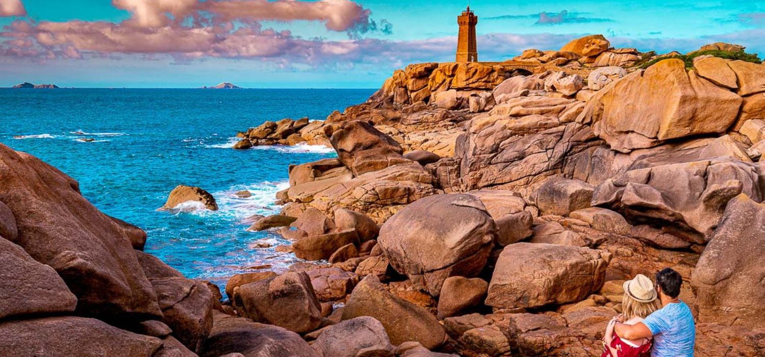 phare sur la cote de granit rose
